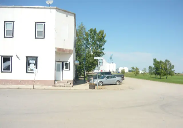 Simpson Hotel and grain elevator at Railway Avenue